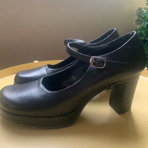 Mary janes in good shape other then the heel I couldn’t find the brand but 50-45